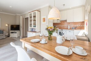 Fridge, oven, stovetop, dishwasher - Captain Gordon, App. 15 - Cozy 3-room vacation apartment with approx. 70 m², for up to (Wenningstedt-Braderup (Sylt))