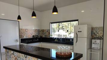 Refrigerador, parrilla de estufa, licuadora y utensilios de cocina