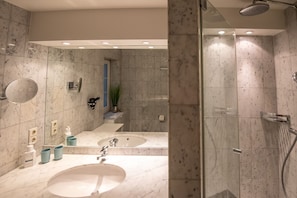 A modern bathroom with a large sink, mirror, and shower. - Sylterpferdchen, Landhaus Köövenhüs - Gemütliche Ferienwohnung mit 3 Zimmern auf ca. 73 m², für max (Wenningstedt-Braderup (Sylt))