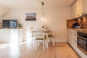 Fridge, oven, stovetop, dishwasher - Das Landhaus, App. F - Helle Ferienwohnung mit ca. 55 m² Wohnfläche, für bis zu 2 Personen (Wenningstedt-Braderup (Sylt))