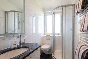 Dusj, hårføner og håndklær