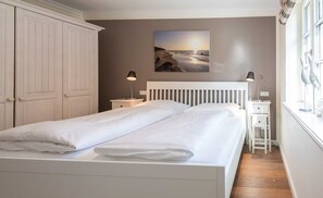 2 bedrooms, iron/ironing board, WiFi