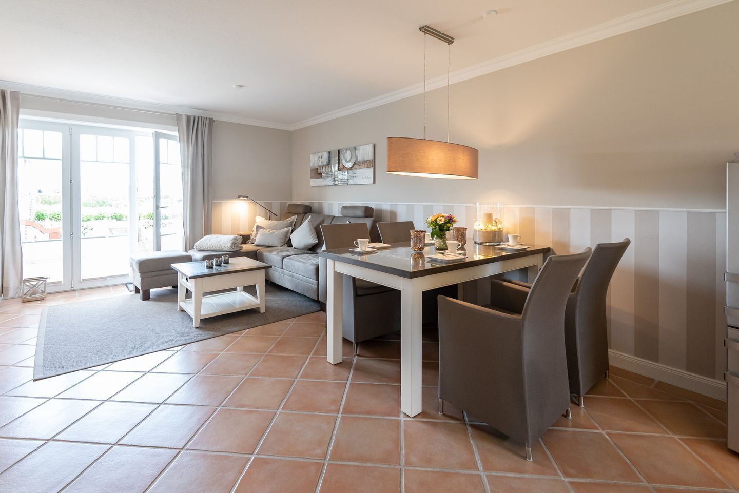 Un salon moderne avec un canapé, une table basse et une table à manger.