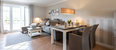 Un salon moderne avec un canapé, une table basse et une table à manger.