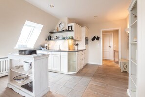 Een koelkast, een oven, een kookplaat, een vaatwasser