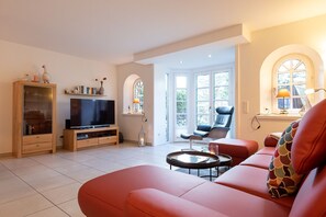 Fernseher, DVD-Player, Stereoanlage