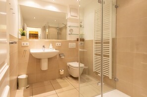 Dusche, Haartrockner, Handtücher