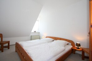 2 bedrooms, iron/ironing board, WiFi