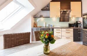 Fridge, oven, stovetop, dishwasher - Käpt'n Nelson Loft - Luxuriöse 4-zimmer Ferienwohnung mit Ca.112 m², für 5 Personen in Strandnaher (Wenningstedt-Braderup (Sylt))