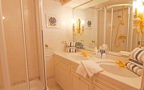 Shower, hair dryer, towels