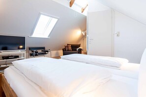 2 bedrooms, iron/ironing board, WiFi