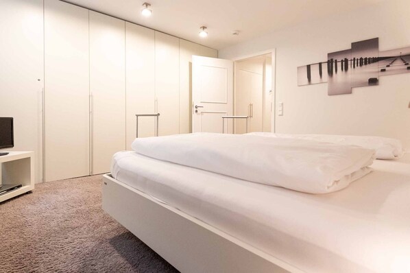 1 bedroom, in-room safe, iron/ironing board, WiFi - Haus Heide-Hüs, App. 2 - Noble 3-room apartment with approx. 86 m² living space, for up to (Wenningstedt-Braderup (Sylt))