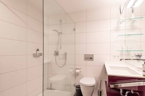 Douche, sèche-cheveux, serviettes fournies