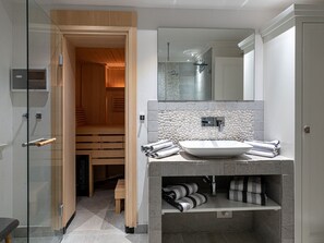 Douche, séchoir à cheveux, serviettes fournies