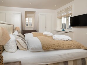 3 bedrooms, in-room safe, desk, iron/ironing board