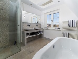 Douche, séchoir à cheveux, serviettes fournies