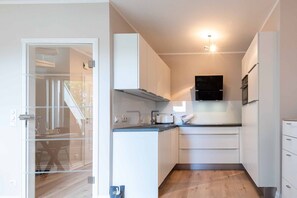 Réfrigérateur, four à micro-ondes, un four, surface de cuisson