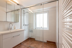 Dusche, Haartrockner, Handtücher