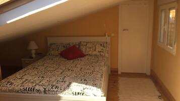 Tabla de planchar con plancha, wifi, ropa de cama