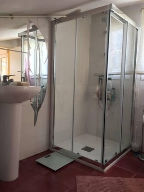 Douche, sèche-cheveux, serviettes fournies