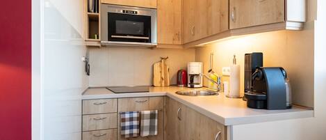 Køleskab, mikrobølgeovn, kogeplade, opvaskemaskine