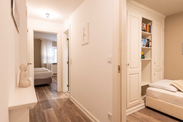 2 habitaciones, tabla de planchar con plancha, wifi y ropa de cama