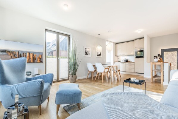 Fernseher, DVD-Player, Stereoanlage