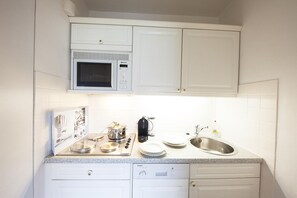 Réfrigérateur, micro-ondes, plaque de cuisson, lave-vaisselle