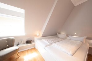 2 bedrooms, desk, WiFi