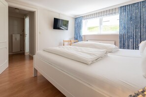 2 bedrooms, iron/ironing board, WiFi