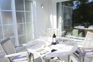 Outdoor dining - C-House Cosima, App. 80 - High-quality 3-room vacation apartment with approx. 65 m², for (Wenningstedt-Braderup (Sylt))