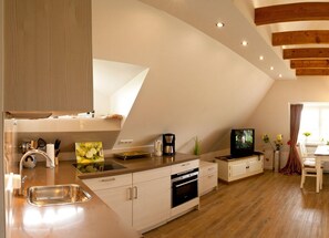 Fridge, microwave, oven, stovetop - LH Westermüür, App. 3 - Familienfreundliche 3-zimmerwohnung mit ca. 60 m² Wohnfläche, für bis zu 4 (Wenningstedt-Braderup (Sylt))