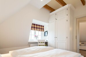 2 chambres, coffres-forts dans les chambres, bureau