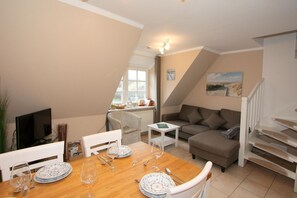 TV, DVD player, stereo - LH Dünenblick Apartment 9 - 3-room apartment close to the beach with approx. 55 m² under thatch, (Wenningstedt-Braderup (Sylt))