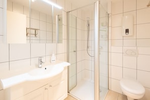 Douche, sèche-cheveux, serviettes fournies