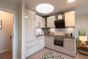 Fridge, oven, stovetop, dishwasher