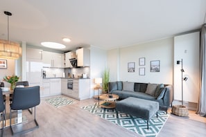 Un apartamento moderno con cocina, comedor y sala de estar.