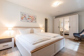 2 bedrooms, iron/ironing board, WiFi
