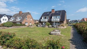 A large stone building with a sign reading "HAUS HEIDEGRUND" in front. - LH Heidegrund, App.2 - 3-room apartment in direct beach location with approx. 75m² (Wenningstedt-Braderup (Sylt))