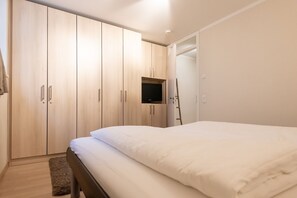 2 bedrooms, iron/ironing board, WiFi