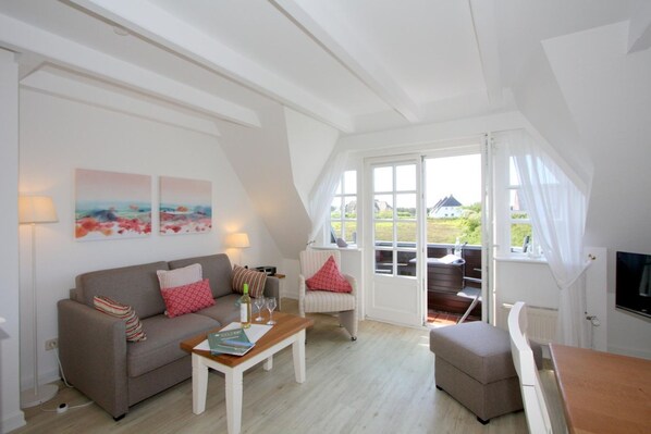 TV, stereo - Am Heidepark, App. 5 G - Friendly designed 2-room apartment on approx. 50 m² (Wenningstedt-Braderup (Sylt))