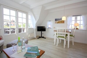 TV, stereo - Am Heidepark, App. 5 G - Friendly designed 2-room apartment on approx. 50 m² (Wenningstedt-Braderup (Sylt))