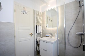 Shower, hair dryer, towels - Am Heidepark, App. 5 G - Friendly designed 2-room apartment on approx. 50 m² (Wenningstedt-Braderup (Sylt))