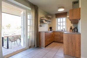 Fridge, oven, stovetop, dishwasher - LH Strandgeflüster, App.1 - Schöne 3-zimmer Ferienwohnung mit ca. 65 m² Wohnfläche, für bis zu 4 (Wenningstedt-Braderup (Sylt))