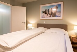 2 bedrooms, iron/ironing board, WiFi