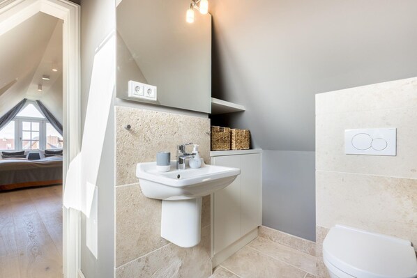 Unclassified image, 1 of 32, button