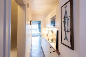 Réfrigérateur, micro-ondes, plaque de cuisson, lave-vaisselle