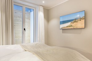 3 bedrooms, in-room safe, iron/ironing board, WiFi