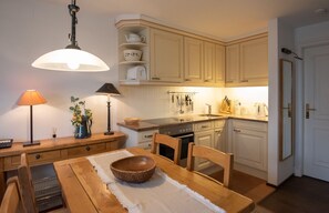 Fridge, oven, stovetop, dishwasher - Malvenhüs App. 6 - Gemütliche Ferienwohnung mit 2 Zimmern auf ca. 55 m² Wohnfläche, für bis zu 2 (Wenningstedt-Braderup (Sylt))