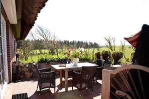 Outdoor dining - LH Westermüür, Hausteil 1 - Großzügiges Ferienhaus mit 4 Zimmern auf Ca.110 m², für bis zu 6 (Wenningstedt-Braderup (Sylt))